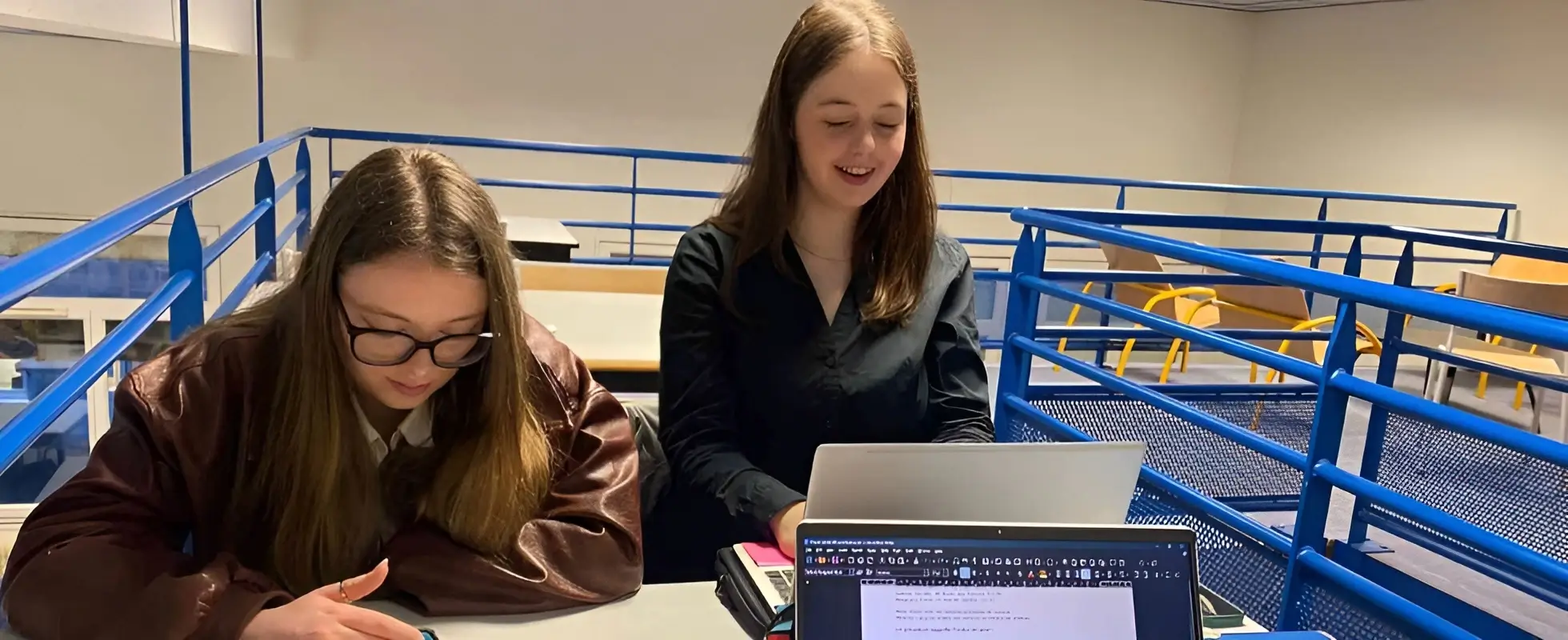 Image des membres (Camille et Chloé) de l'association AFR